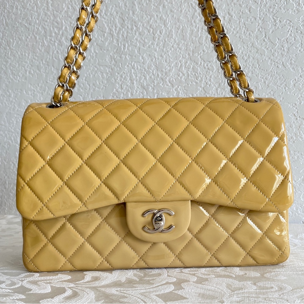CHANEL Timeless Jumbo double flap shoulder bag in beige yellow patent le…